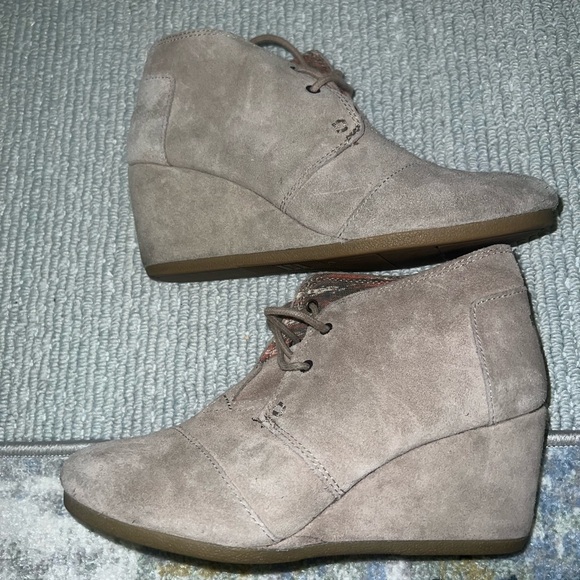 Gently Worn Tan Toms Suede Lace Up Booties - Size 8 - Picture 2 of 6